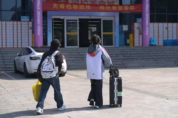 春回校园聚新程 梦启新篇谱华章 | 塘栖校区22、23级开学返校报到(图3)