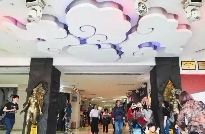 我想批发衣服，从广州批发，我想问下哪里批发衣服比较便宜，沙河我知道了，除了它，还有吗?谢谢？