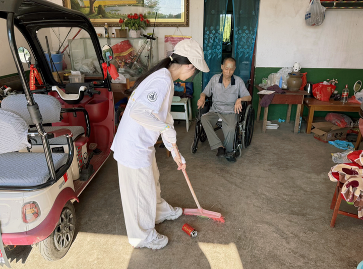 青春暖流润南竹，医心扫屋护耄耋——长沙医学院“彩虹桥”三下乡实践团队深入南竹山村为孤残留守老人扫庭院送健康