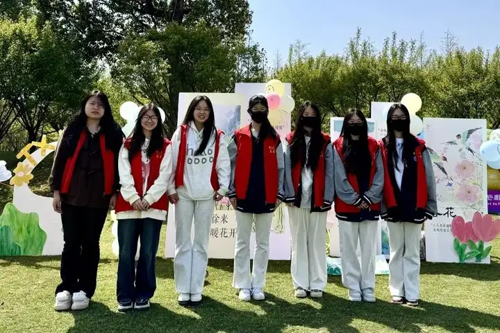 志愿助幼 春光同行 | 塘栖校区学生志愿者助力塘栖镇幼儿园春游活动(图1)
