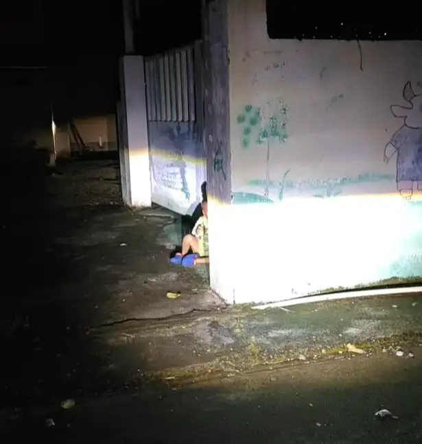 广东一四岁男童无人照顾夜宿路边，镇政府称目前男童母亲离家，父亲无业怠于抚养，该如何避免监护缺失的问题？