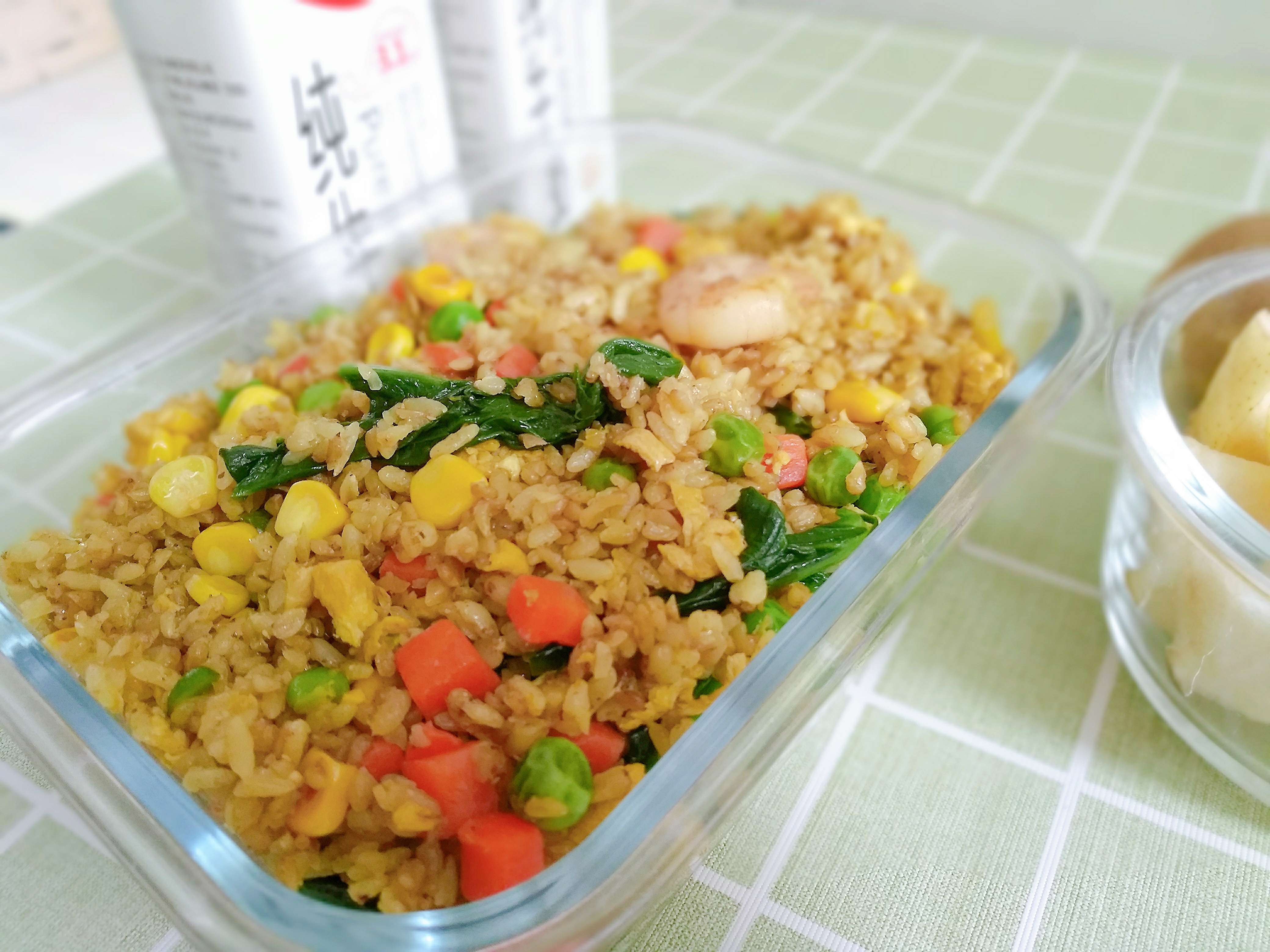 知乎用户f345dg 的想法: 早餐:什锦虾仁蛋炒饭,纯牛奶～ 水果