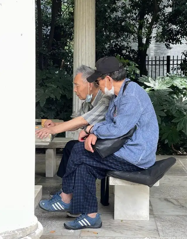 西裤配什么鞋子好看（男人穿西裤搭配什么鞋子好）