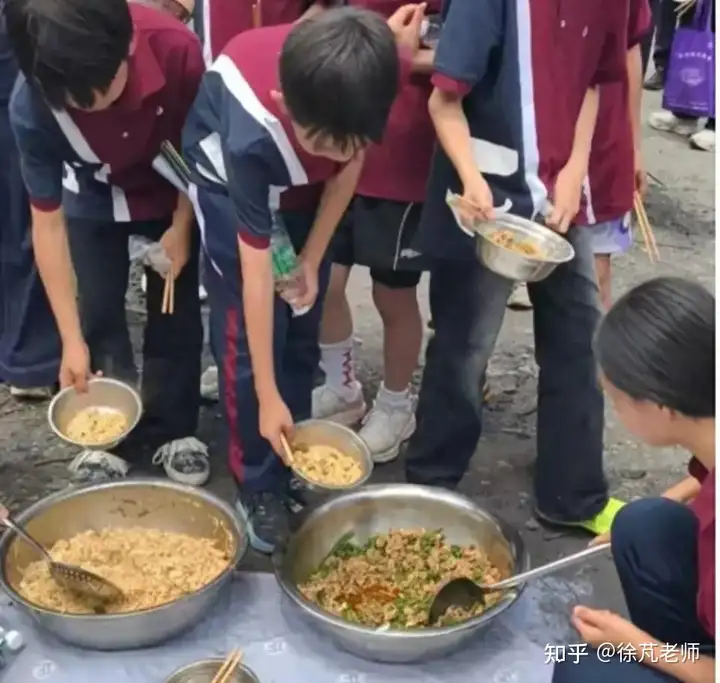 湖南一学校上万名学生徒步25公里野炊，被质疑不务正业，该校还有烹饪必修课，你认为这是孩子的「正业」吗？