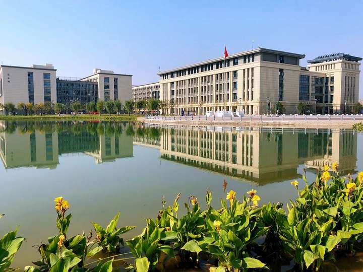 焦作工贸山阳校区是在市里吗有没有校园环境宿舍的图片