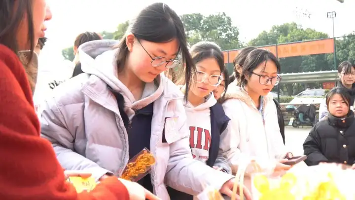 与蛇俱进 不“福”不行|富阳校区开展 “集五福・迎蛇年” 喜迎元旦活动(图10) 与蛇俱进 不“福”不行|富阳校区开展 “集五福・迎蛇年” 喜迎元旦活动(图10)