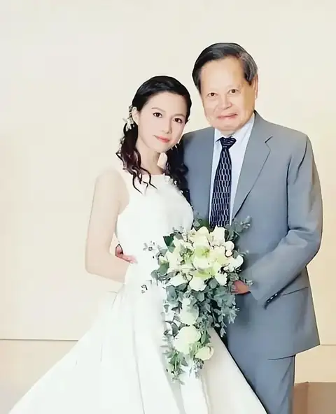 一心向善的想法: 楊振寧和翁帆當年的結婚照。彼時楊振寧82歲,翁帆28歲,氛圍甜蜜溫馨,定格下這美好的瞬間。鏡頭下的翁帆… - 知乎