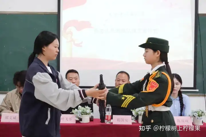 【红色校园】护旗薪火传使命 青春热血启征程 | 塘栖校区国旗护卫队交接仪式圆满落幕！(图7)