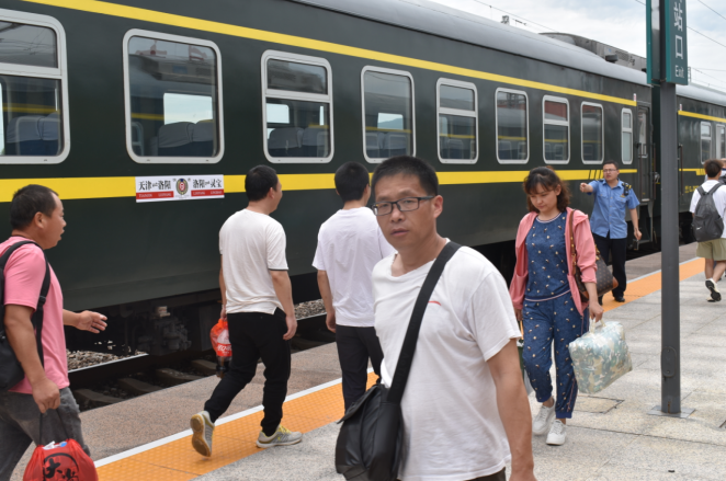灵宝火车站“7.1”开行首趟始发“周末班车”