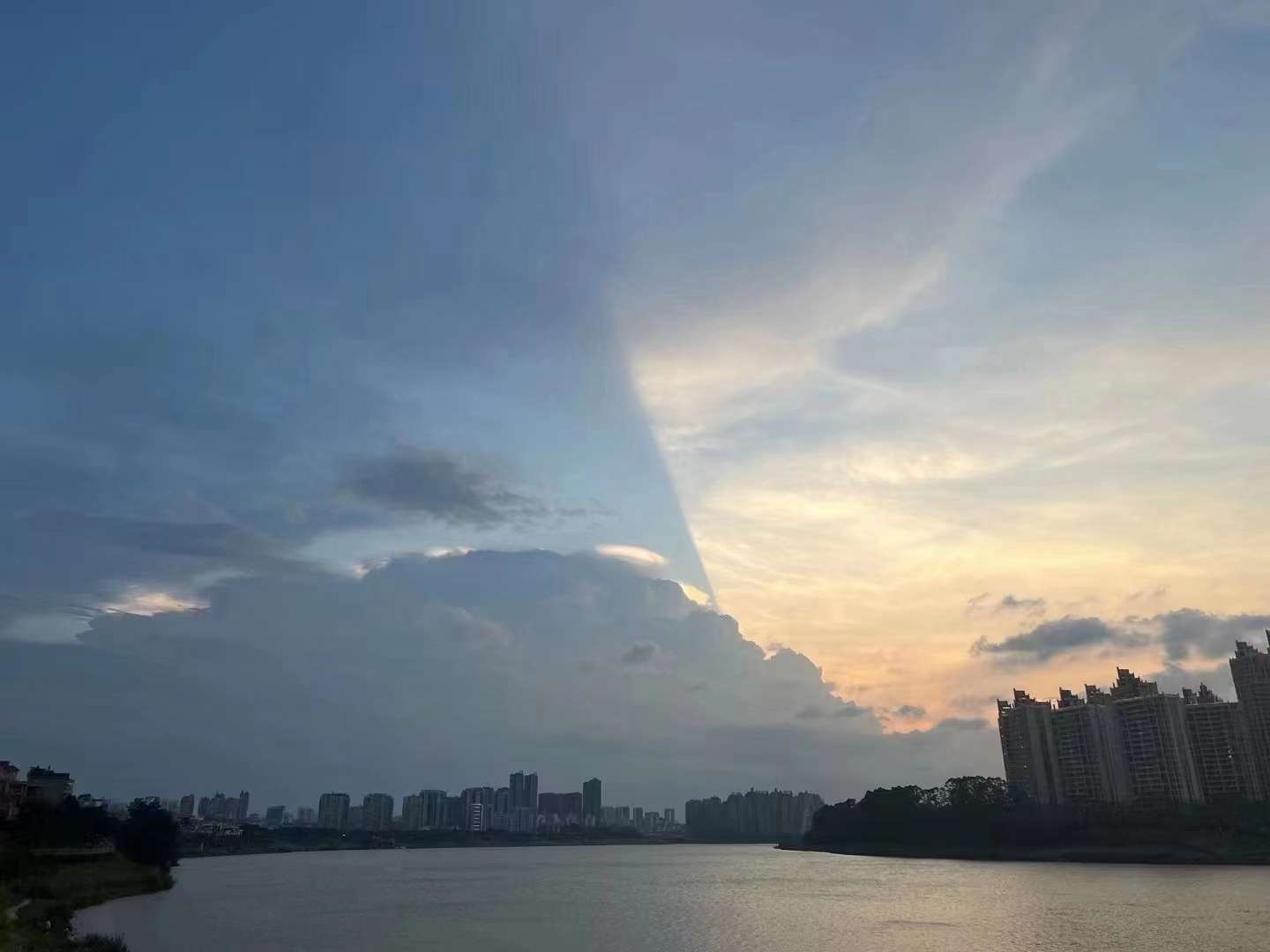 今天南宁的天空很特别，像打了光影效果一样|米娜娜