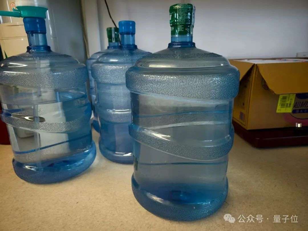 5亿融资后清华具身团队首秀：55自由度拿捏360°大旋转，街舞叠衣服都在行，手速堪比电竞选手
