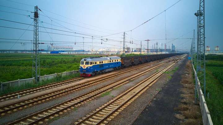 开往渤海的列车：沧港铁路如何扮演产业带城市生态共赢的关键先生