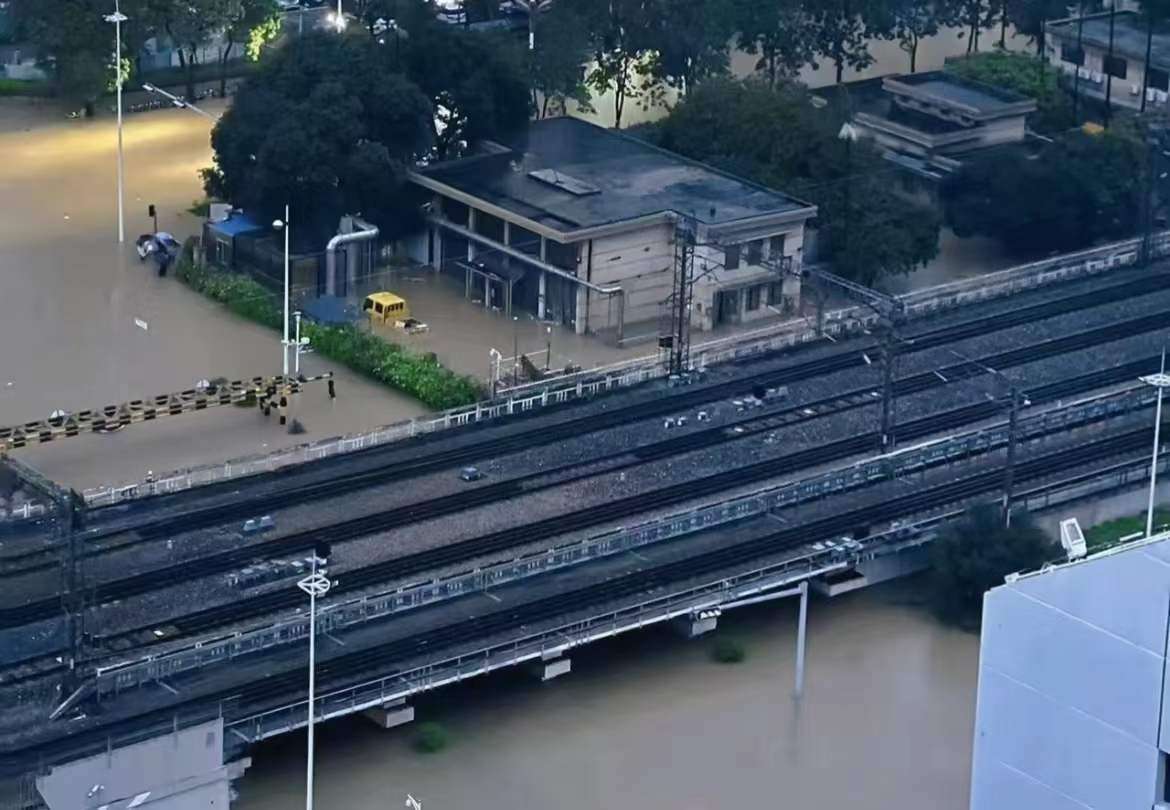 朋友圈镜头下的深圳暴雨|米娜娜