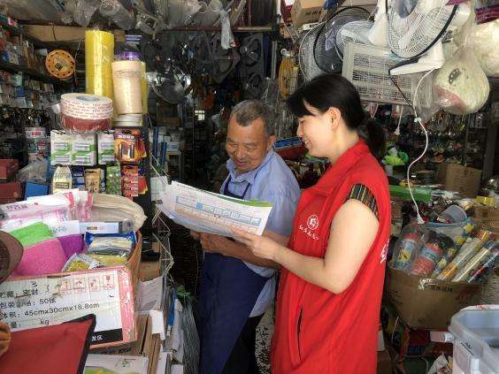 重庆沙坪坝区土湾街道开展垃圾分类进门店宣传活动