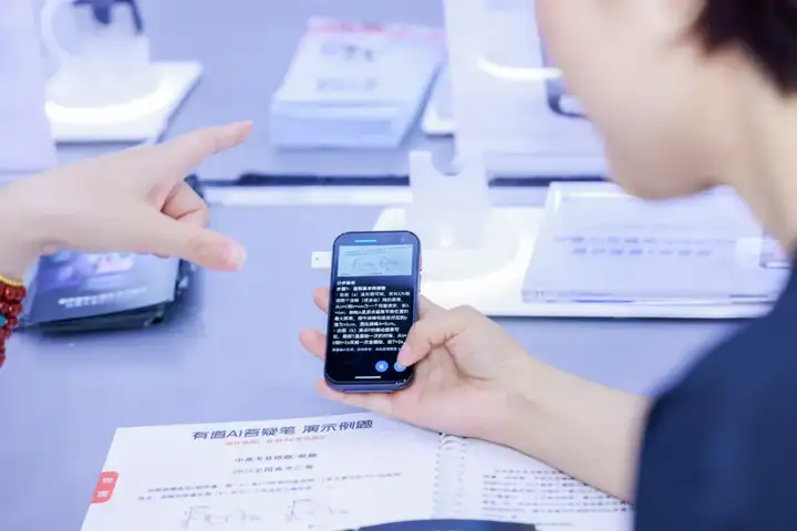 有道 AI 答疑笔如何定义教育硬件的“iPhone 时刻”
