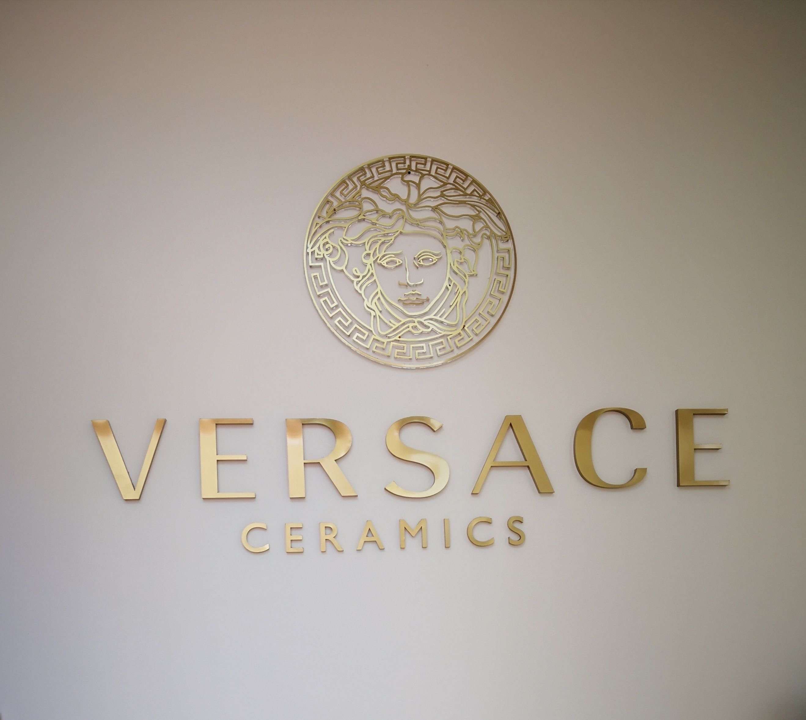 的想法: 奢侈品品牌范思哲(versace)是一个意大… - 知乎