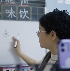 如何看待很多不识字的人群在直播间学习拼音识字，互联网扫盲对于个人和社会都有哪些意义？