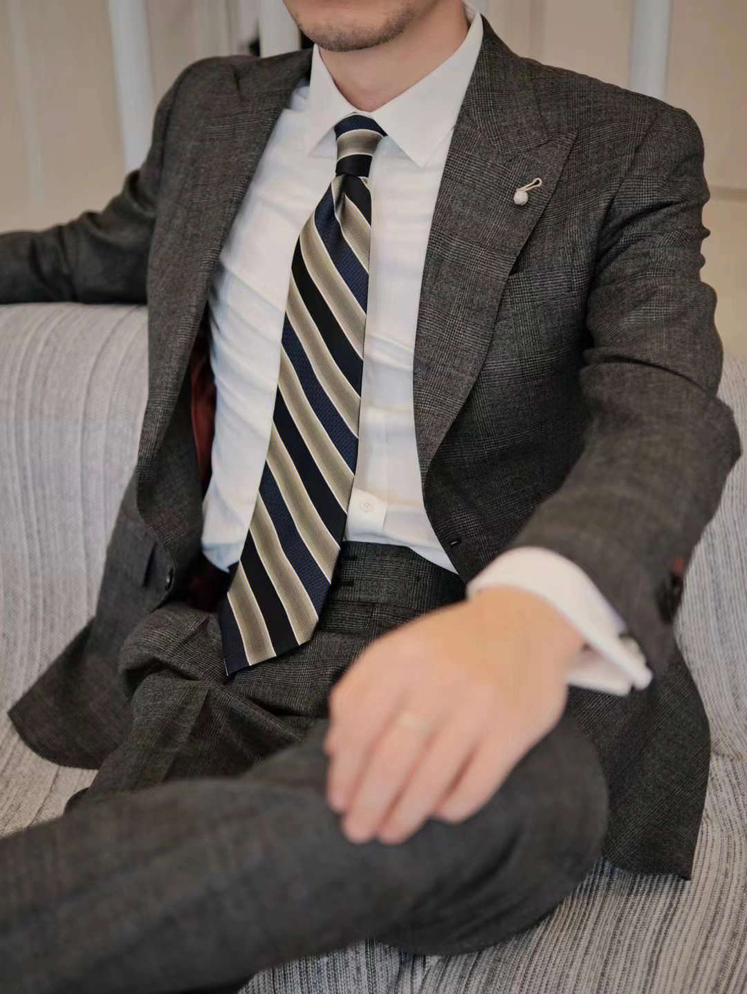 35岁小叔的回忆录 的想法: 哇,街边看到的一个正装男,好帅呀 #帅哥