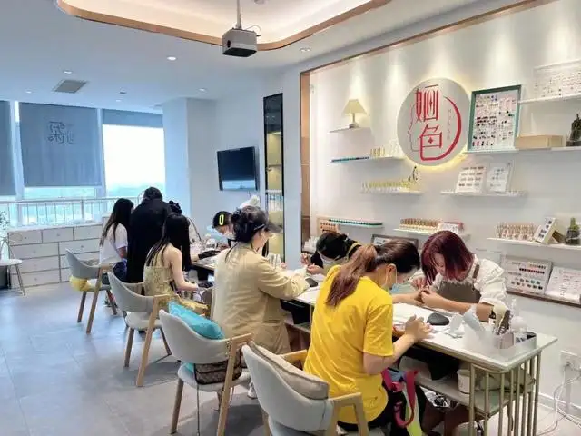 开美甲店赚钱吗（开美甲店怎么能吸引客人进来）