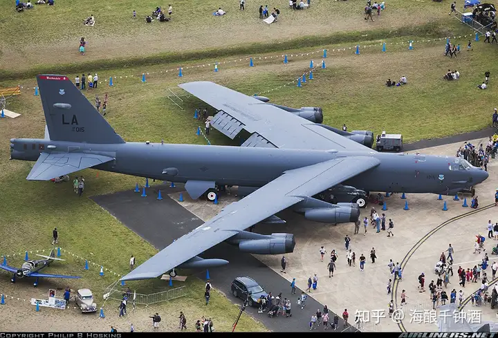 美军一架 B-52 轰炸机在加州爱德华兹空军基地坠毁，8 名机组人员全部遇难，事故原因可能是什么？