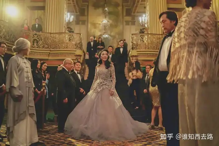 《瞬息全宇宙》是不是形式大过内容？情感内核是不是太老套了？(瞬息词语解释)