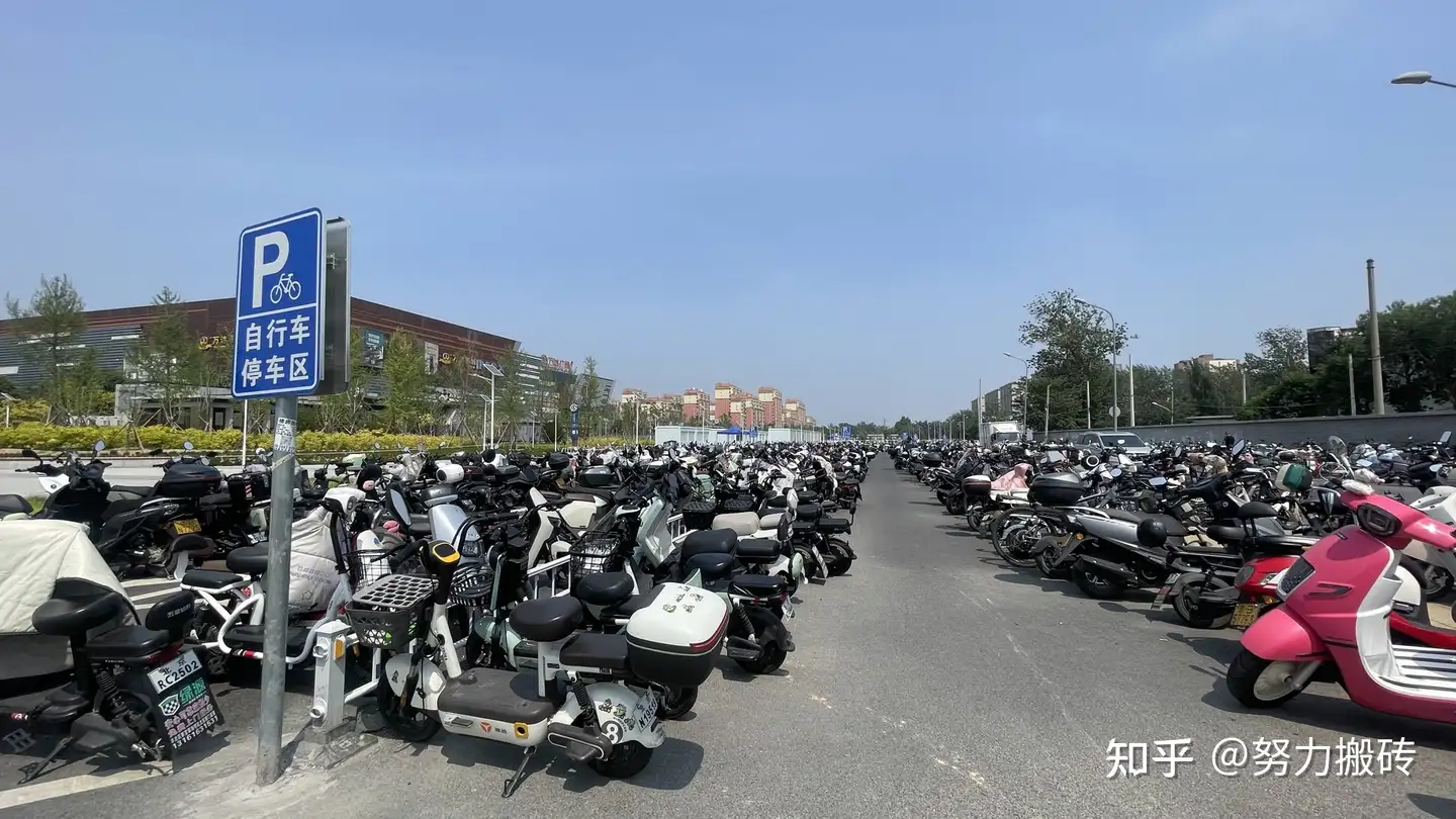 北京电动自行车保有量已超700万辆，停车难、停车乱成为城市治理新课题，该如何解决电动自行车停放难题？