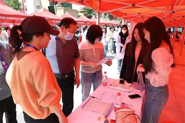 郑州财税金融职业学院双选会：8000个高质岗位强势出击 