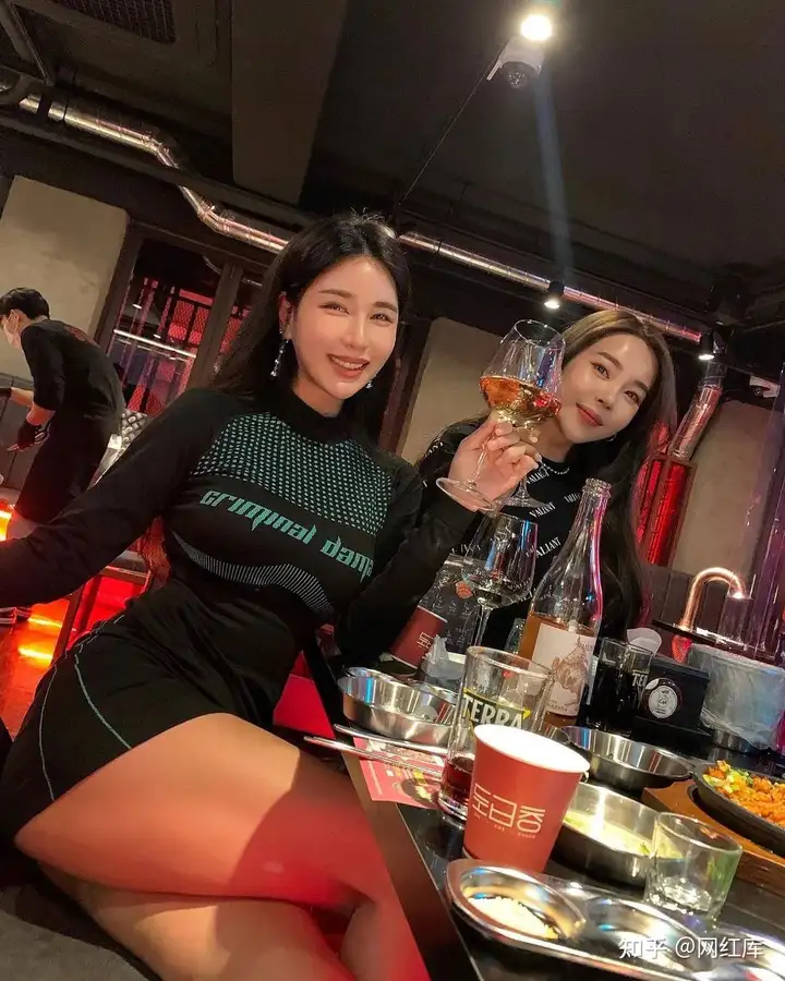 她37岁踏进“夜店”成为最火女DJ，网友都在馋她的身子 Facebook-第13张