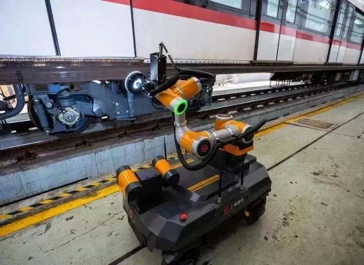 快看！上海地铁、高铁有萌萌的机器人出没！它们都在做什么？