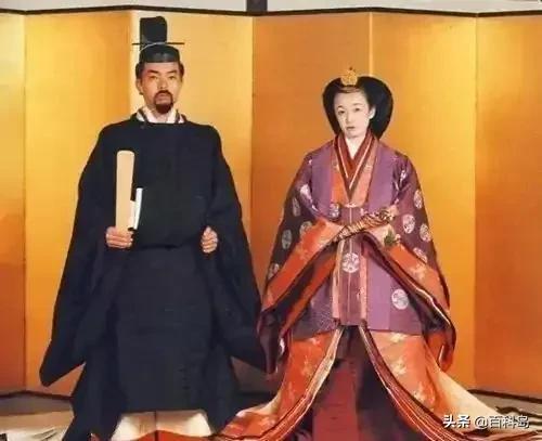 日本首相和天皇哪个大（日本首相敢动天皇吗）