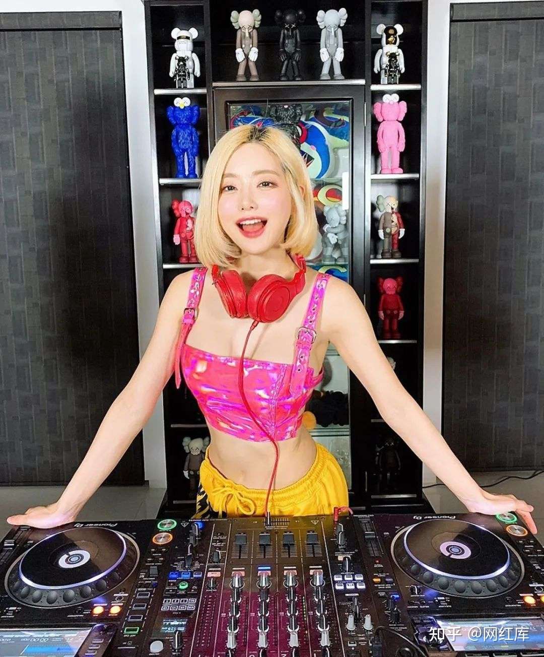 性感DJ SODA 36D极品女神闺蜜被扒！？S形身材引领性感风潮！ Facebook-第4张