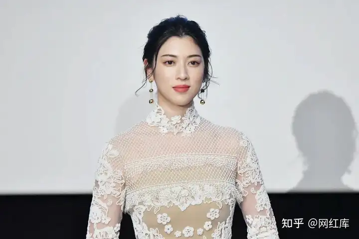 三吉彩花一袭白色蕾丝礼服，尽显性感、慵懒、冷艳气质 Facebook-第3张