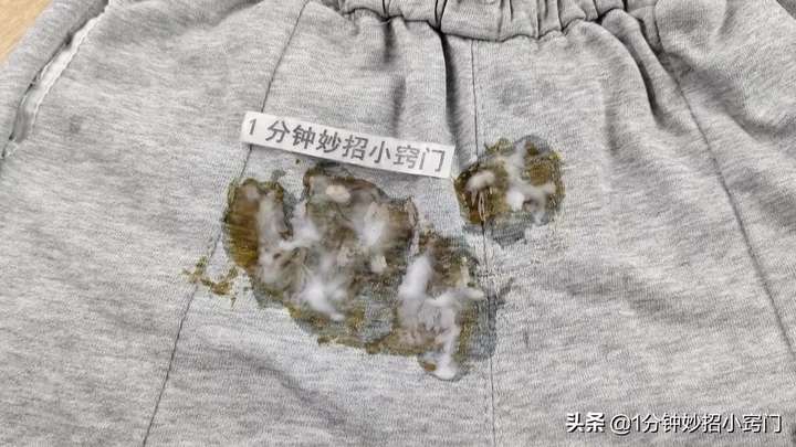 衣服上有油渍怎么清洗最有效（衣服洗过了还有油印）