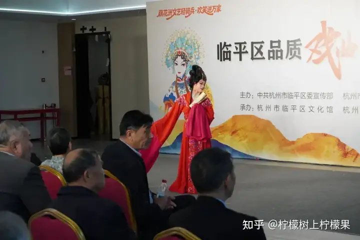 【活力校园】青春播爱 雅韵传情 | 塘栖校区学生志愿者助力枇杷湾社区送戏下乡活动(图8) 【活力校园】青春播爱 雅韵传情 | 塘栖校区学生志愿者助力枇杷湾社区送戏下乡活动(图8)