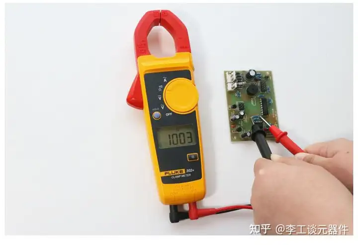 如何利用色环判读电阻器的阻值？
