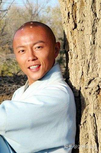 为什么很多人都不约而同地觉得爱迪奥特曼和潘长江长得像? - 知乎