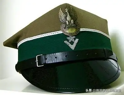 波兰陆军大檐帽的帽顶为什么是方形,而且左右不对称?