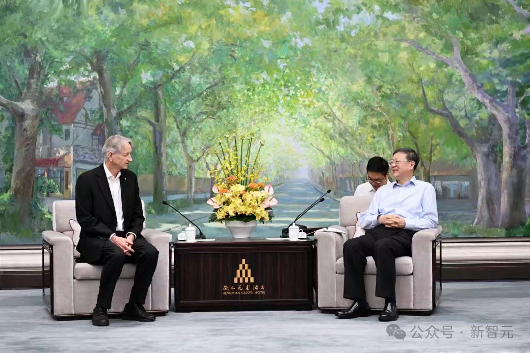 AI教父Hinton首次现身中国，合照全网刷屏！预警AI觉醒临界点已至
