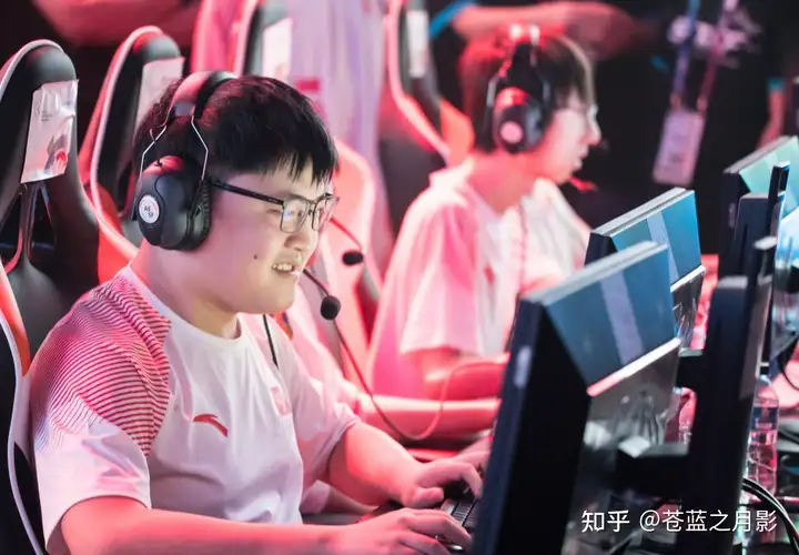 Uzi 名列 LPL 十大选手榜首，对此你有什么想说？