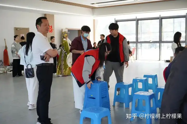【活力校园】青春播爱 雅韵传情 | 塘栖校区学生志愿者助力枇杷湾社区送戏下乡活动(图5) 【活力校园】青春播爱 雅韵传情 | 塘栖校区学生志愿者助力枇杷湾社区送戏下乡活动(图5)