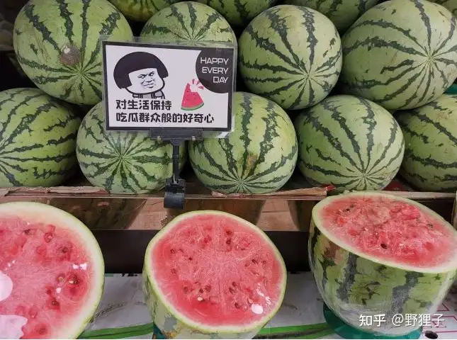 网友称千万别买路边切好的半个西瓜，是细菌「培养皿」，真是这样吗？鲜切西瓜有什么健康隐患？