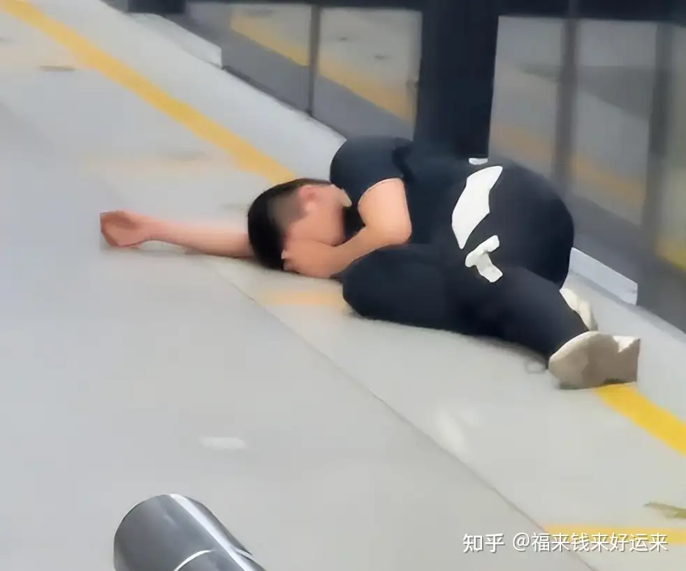 广州地铁一男子向乘客喷辣椒水，引发混乱，数人出现不适，有哪些信息值得关注？辣椒水是怎么通过安检的？