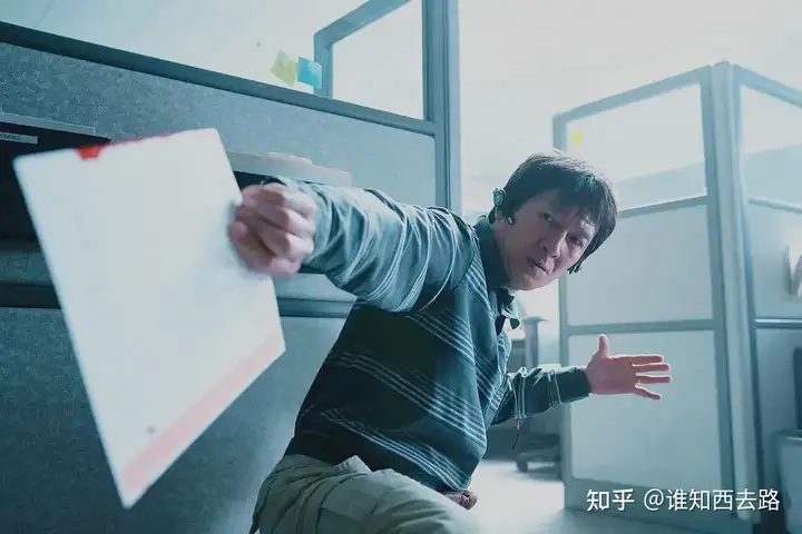 《瞬息全宇宙》是不是形式大过内容？情感内核是不是太老套了？(瞬息词语解释)