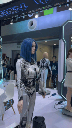 直击WAIC：大模型低调出展，机器人各出奇招