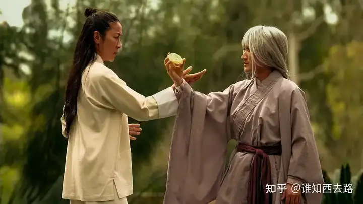 《瞬息全宇宙》是不是形式大过内容？情感内核是不是太老套了？(瞬息词语解释)