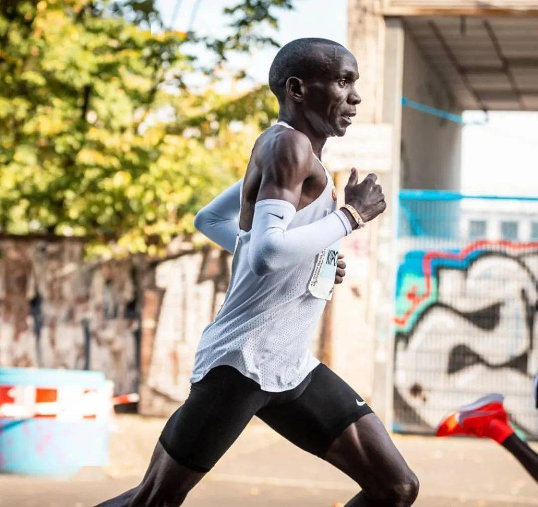 肯尼亚名将基普乔格在 2022 柏林马拉松再度刷新自己保持的世界纪录，如何评价他的表现？