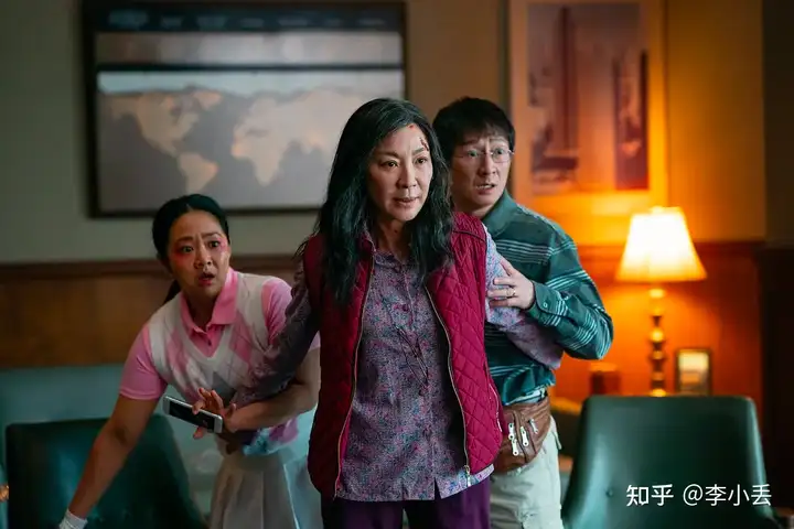 如何评价杨紫琼主演的电影《瞬息全宇宙》？(瞬息间什么意思)