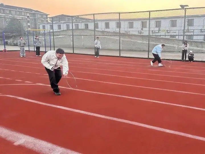 浙江省广播电视中等专业学校富阳校区趣味运动会圆满结束!(图7) 浙江省广播电视中等专业学校富阳校区趣味运动会圆满结束!(图7)