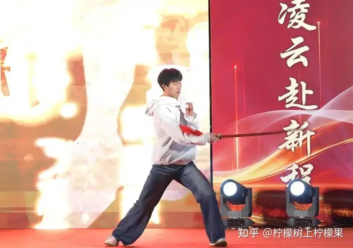 【活力校園】青春鑄底色 逐夢向未來|我校富陽校區(qū)體育藝術(shù)節(jié)閉幕式暨元旦晚會圓滿舉行!(圖9) 【活力校園】青春鑄底色 逐夢向未來|我校富陽校區(qū)體育藝術(shù)節(jié)閉幕式暨元旦晚會圓滿舉行!(圖9)