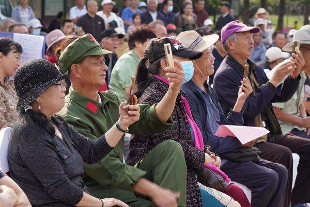 打造老年人专属的银发舞台 ——邳州市首场‘容彭之乐’公园音乐会圆满结束